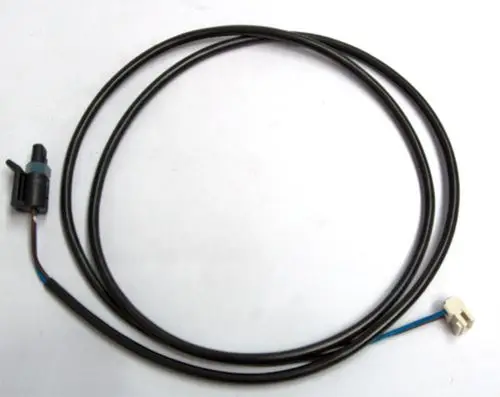 Stromkabel mit einem Stecker und einem Anschluss für Daikin-Geräte, ermöglicht die Verbindung zwischen Kesselpumpe und Steuerelementen.
